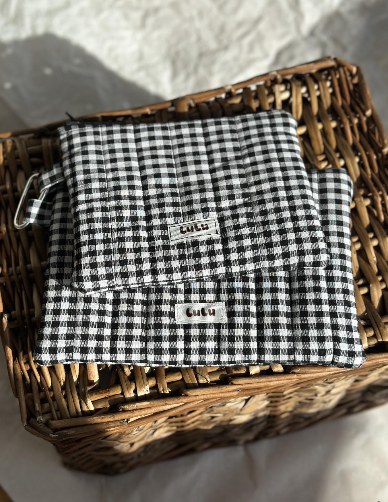 Black&White Flat Pouch